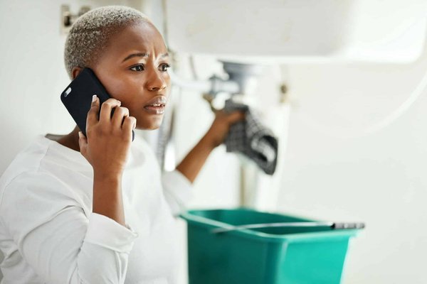 Comment réparer une fuite d'eau dans la maison?