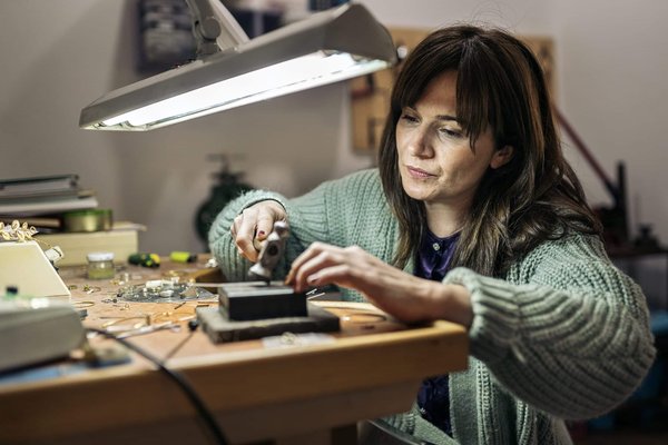 Comment monter un atelier de confection de costumes médiévaux pour un festival local?